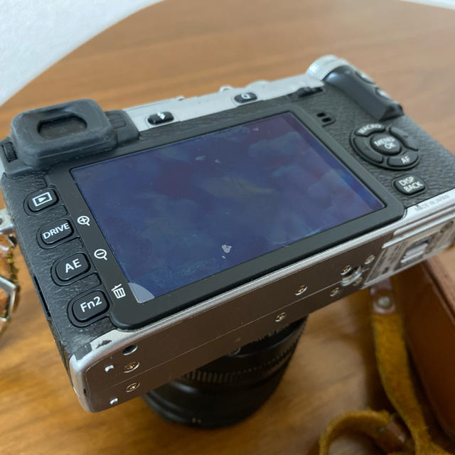 富士フイルム(フジフイルム)の<富士フイルム>FUJIFIJM X-E2+XF18-55f2.8-4 スマホ/家電/カメラのカメラ(ミラーレス一眼)の商品写真