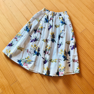 花柄スカート   新品　春　ホワイト　M 綿100 本日大特価(ひざ丈スカート)