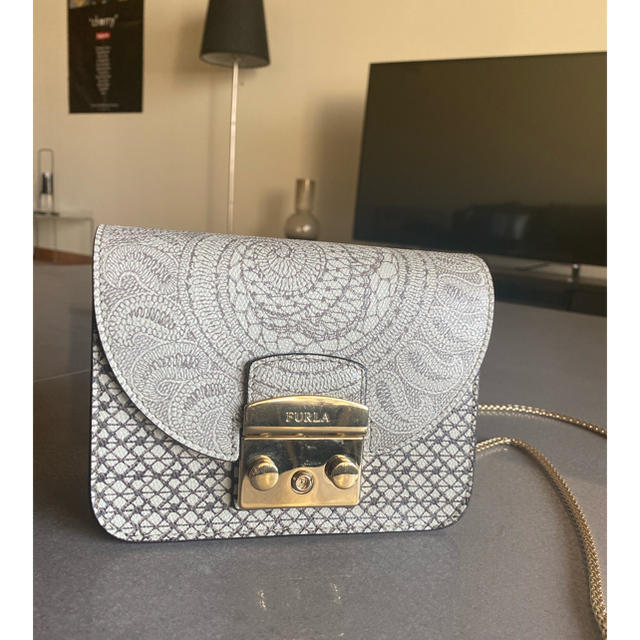 Furla(フルラ)のフルラ　メトロポリス　ペイズリー柄　ライトグレー レディースのバッグ(ショルダーバッグ)の商品写真