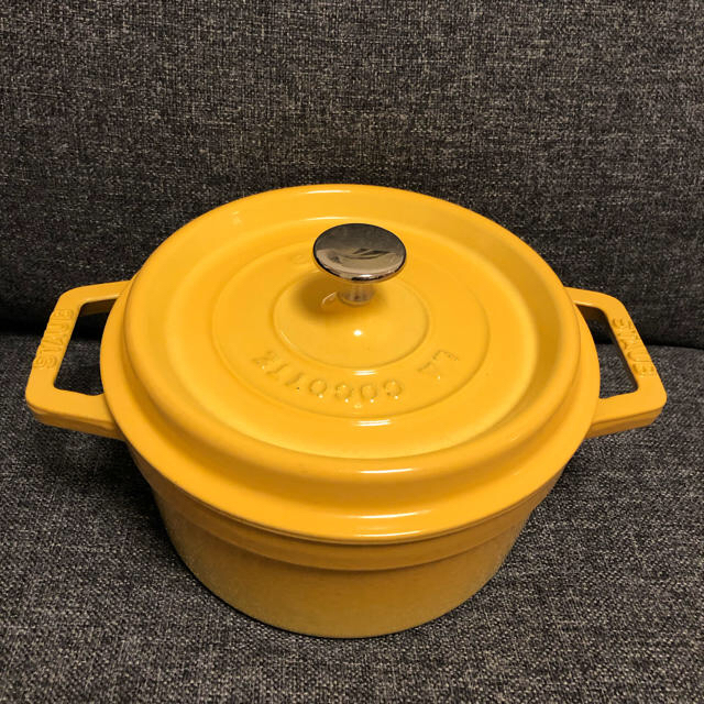 STAUB(ストウブ)のストウブ★STAUB★ココットラウンド　20cm【マスタードイエロー】 インテリア/住まい/日用品のキッチン/食器(鍋/フライパン)の商品写真