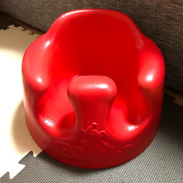 Bumbo(バンボ)のバンボ　赤 キッズ/ベビー/マタニティのキッズ/ベビー/マタニティ その他(その他)の商品写真