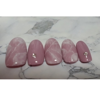 スモーキーピンク大理石 コスメ/美容のネイル(つけ爪/ネイルチップ)の商品写真