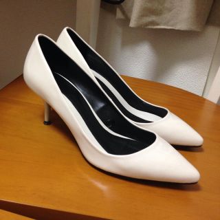 ザラ(ZARA)のZARA ホワイトエナメル パンプス(ハイヒール/パンプス)