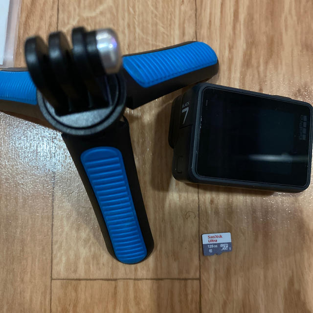 GoPro(ゴープロ)のGoPro hero 7 black + バッテリー + SD+ アクセサリー  スマホ/家電/カメラのカメラ(コンパクトデジタルカメラ)の商品写真