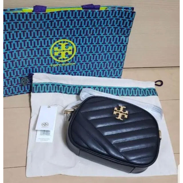 Tory Burch(トリーバーチ)のTORY BURCH KIRA CHEVRON SMALL CAMERA BAG レディースのバッグ(ショルダーバッグ)の商品写真