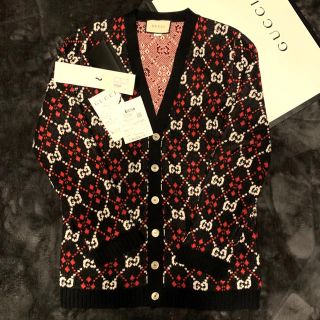 グッチ(Gucci)のGUCCI ロゴ　カーディガン　Sサイズ(カーディガン)