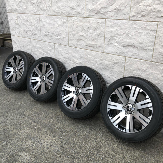 三菱新型デリカD5純正タイヤ　225/55R18