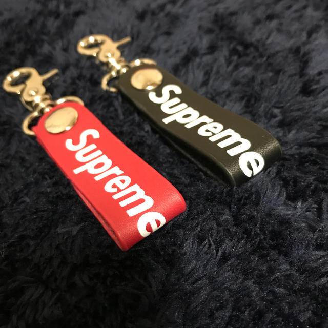 Supreme(シュプリーム)のSupreme キーホルダー 赤☆ レディースのファッション小物(キーホルダー)の商品写真