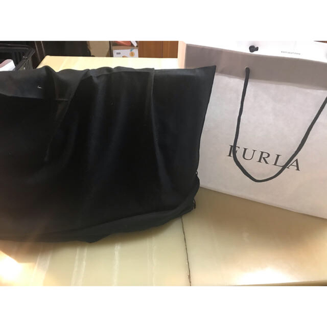 Furla(フルラ)の【最終値下げ】FURLA ストラップ付きバッグ 黒 メンズのバッグ(ショルダーバッグ)の商品写真