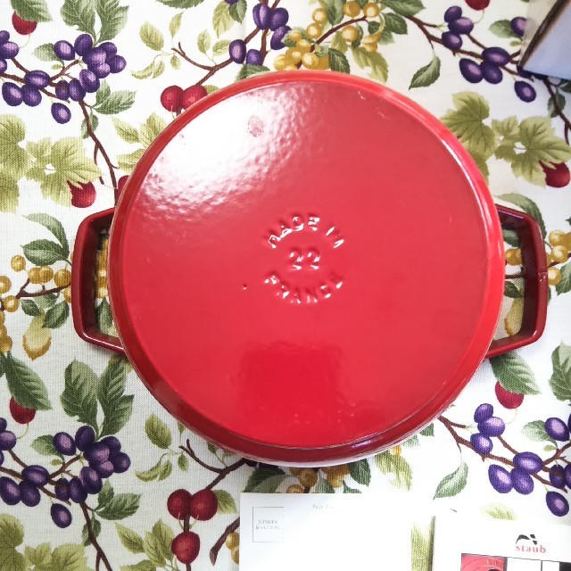 STAUB(ストウブ)のstaub ストウブ 22㎝ 両手鍋 チェリー インテリア/住まい/日用品のキッチン/食器(鍋/フライパン)の商品写真