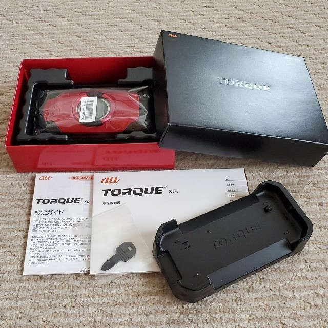 京セラ(キョウセラ)のAU TORQUE X01 KYF33SRA/RED 残債なし中古 スマホ/家電/カメラのスマートフォン/携帯電話(携帯電話本体)の商品写真