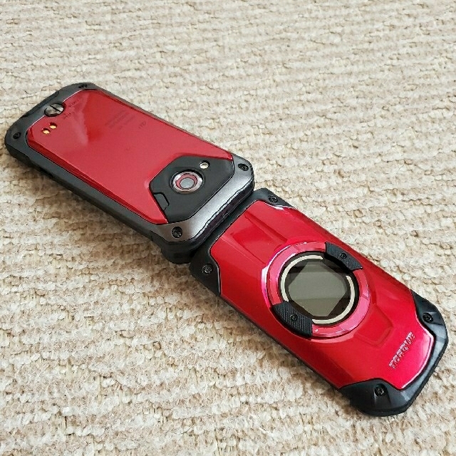 京セラ(キョウセラ)のAU TORQUE X01 KYF33SRA/RED 残債なし中古 スマホ/家電/カメラのスマートフォン/携帯電話(携帯電話本体)の商品写真