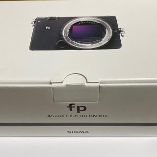 シグマ(SIGMA)のSIGMA FP レンズキット 新品同様 グリップ、保護フィルム付き！(ミラーレス一眼)