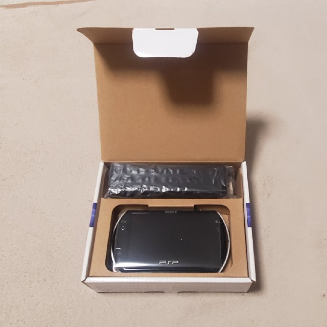 SONY(ソニー)のPSP GO PSP-N1000 ピアノブラック 未使用品 エンタメ/ホビーのゲームソフト/ゲーム機本体(携帯用ゲーム機本体)の商品写真