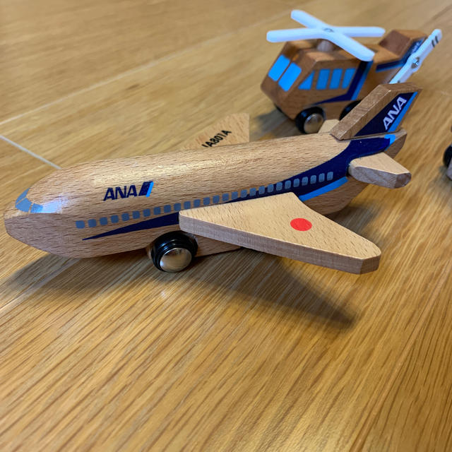 ANA(全日本空輸)(エーエヌエー(ゼンニッポンクウユ))のANA 木製おもちゃ　飛行機&ヘリコプター&カーゴセット キッズ/ベビー/マタニティのおもちゃ(その他)の商品写真