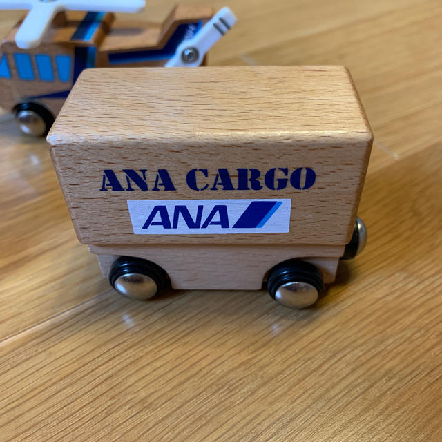 ANA(全日本空輸)(エーエヌエー(ゼンニッポンクウユ))のANA 木製おもちゃ　飛行機&ヘリコプター&カーゴセット キッズ/ベビー/マタニティのおもちゃ(その他)の商品写真