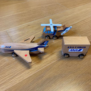 エーエヌエー(ゼンニッポンクウユ)(ANA(全日本空輸))のANA 木製おもちゃ　飛行機&ヘリコプター&カーゴセット(その他)