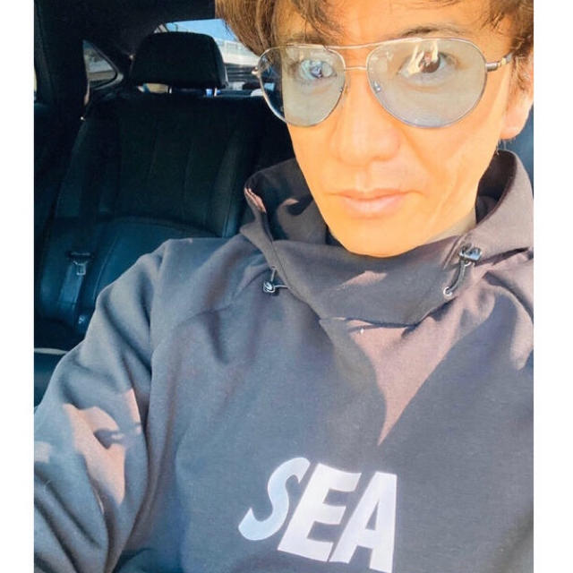 木村拓哉着 L WIND AND SEA EVERLAST GYM PARKAトップス