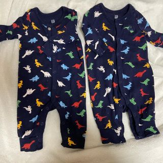 ベビーギャップ(babyGAP)の最終値下げ！2枚でこの価格！babyGAP 恐竜柄ロンパース(ロンパース)