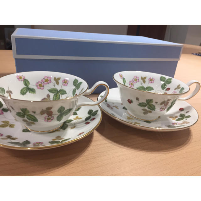 WEDGWOOD(ウェッジウッド)のwedgwood ワイルドストロベリー ティーカップ&ソーサー2客【新品】 インテリア/住まい/日用品のキッチン/食器(グラス/カップ)の商品写真