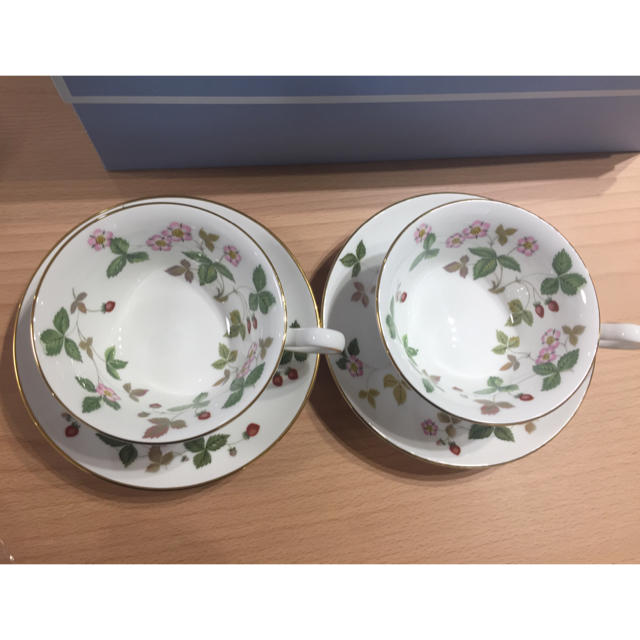 WEDGWOOD(ウェッジウッド)のwedgwood ワイルドストロベリー ティーカップ&ソーサー2客【新品】 インテリア/住まい/日用品のキッチン/食器(グラス/カップ)の商品写真