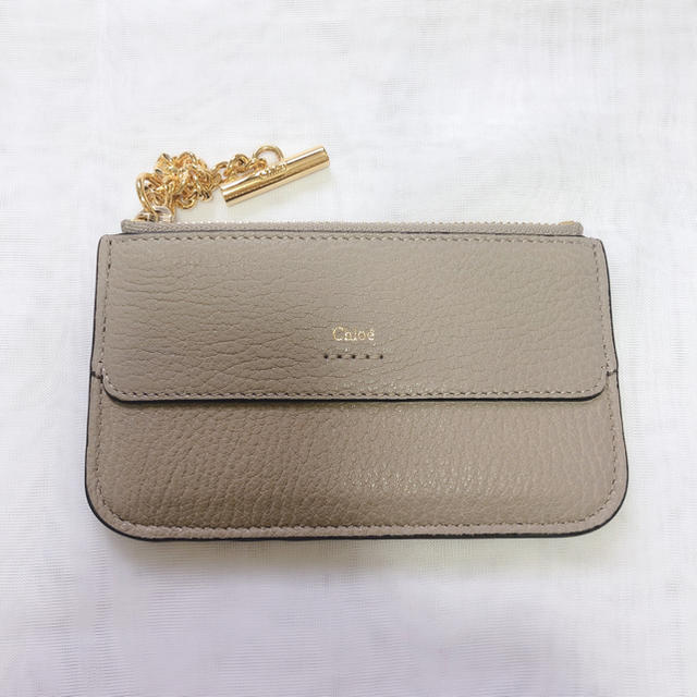 Chloe(クロエ)の【新品未使用品】Chloe クロエ　カードケース　グレー レディースのファッション小物(名刺入れ/定期入れ)の商品写真