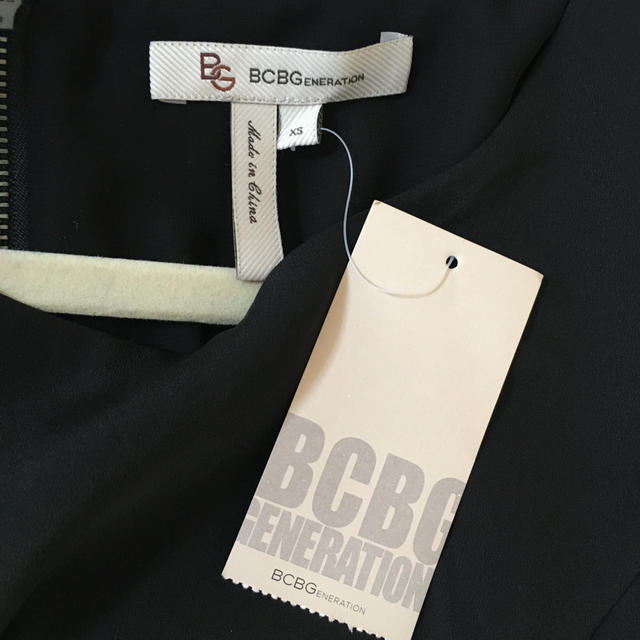 BCBGMAXAZRIA(ビーシービージーマックスアズリア)の新品未使用 BCBG ブラウス レディースのトップス(シャツ/ブラウス(半袖/袖なし))の商品写真