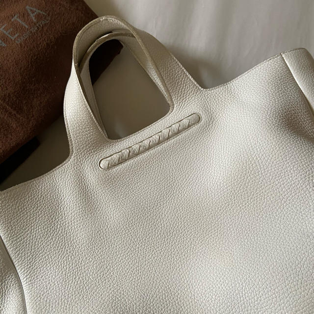 Bottega Veneta(ボッテガヴェネタ)の専用！ボッテガヴェネタ　トートバック　白　美品　 レディースのバッグ(トートバッグ)の商品写真