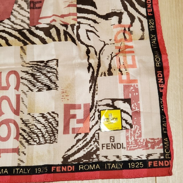 FENDI(フェンディ)のFENDI　ハンカチ大判　ピンク　値下げ レディースのファッション小物(ハンカチ)の商品写真