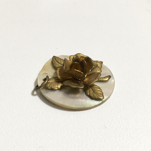 真鍮製 バラ 白蝶貝 シェル ペンダントトップ ネックレス レディースのアクセサリー(ネックレス)の商品写真