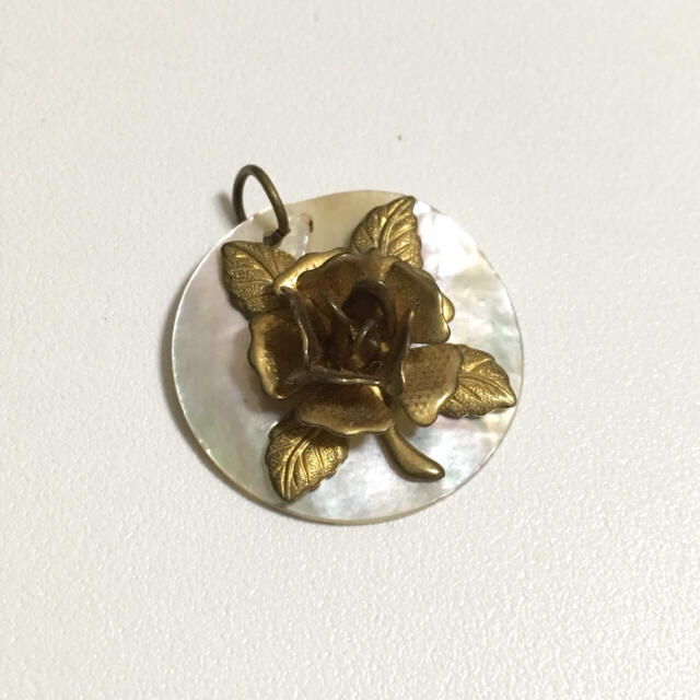 真鍮製 バラ 白蝶貝 シェル ペンダントトップ ネックレス レディースのアクセサリー(ネックレス)の商品写真