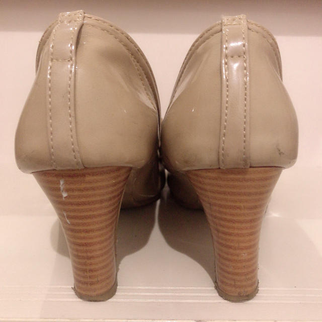 オープントゥ　パンプス　エナメル  ベージュ  レディースの靴/シューズ(ハイヒール/パンプス)の商品写真