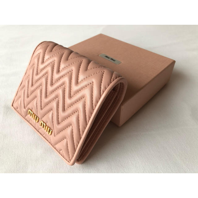 miumiu(ミュウミュウ)のMiuMiu 新品未使用★正規品★折れ財布 ORCHIDEA レディースのファッション小物(財布)の商品写真