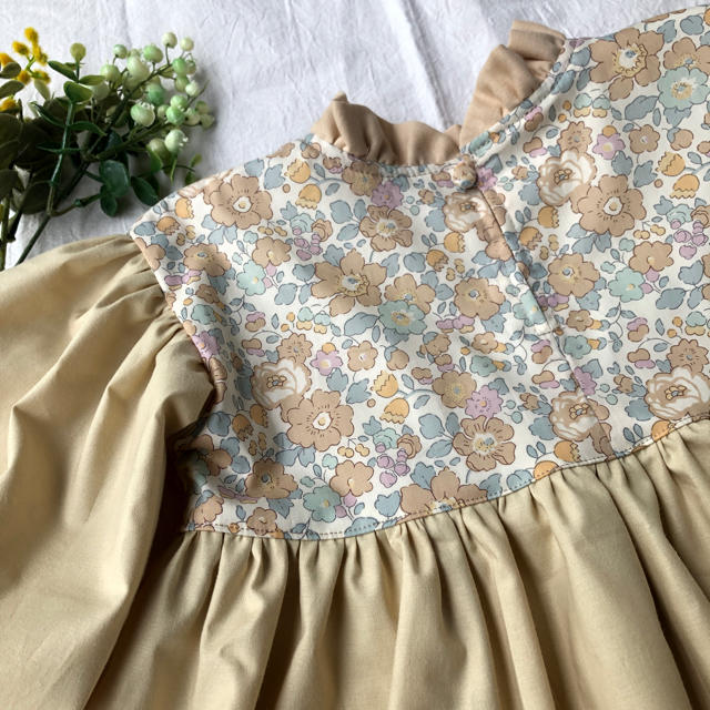 ハンドメイド　リバティ　ベッツィ　ぽわん袖ワンピース キッズ/ベビー/マタニティのキッズ服女の子用(90cm~)(ワンピース)の商品写真