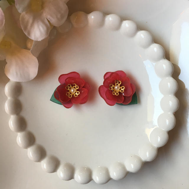 冬の花椿のピアス＆イヤリング（プラバン） ハンドメイドのアクセサリー(ピアス)の商品写真