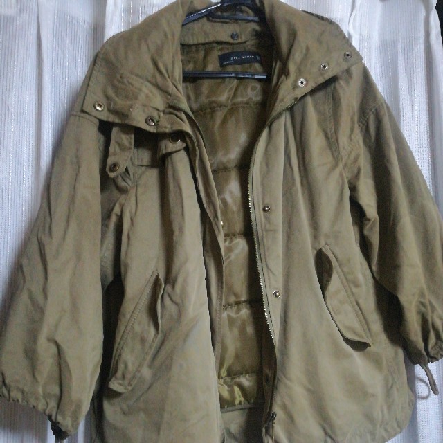 ZARA(ザラ)のZARA アウター 中綿付き レディースのジャケット/アウター(ミリタリージャケット)の商品写真