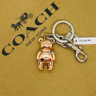 コーチ(COACH)の【新品】COACH バッグチャーム キーホルダー クマ ベアー ピンクゴールド (キーホルダー)