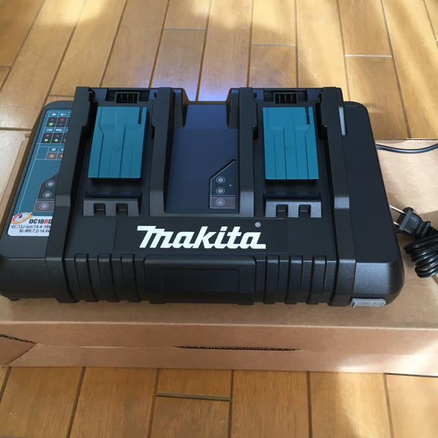 Makita(マキタ)のマキタ  純正　2個口急速充電器とバッテリー2個のお買い得セット スマホ/家電/カメラのスマートフォン/携帯電話(バッテリー/充電器)の商品写真