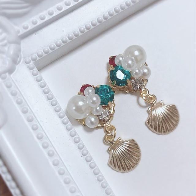 プリンセス♡アリエルイメージカラービジュー×貝殻チャーム★ピアス/イヤリング ハンドメイドのアクセサリー(イヤリング)の商品写真