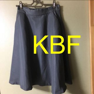 ケービーエフ(KBF)のKBF フレア膝丈スカート グレー(ひざ丈スカート)