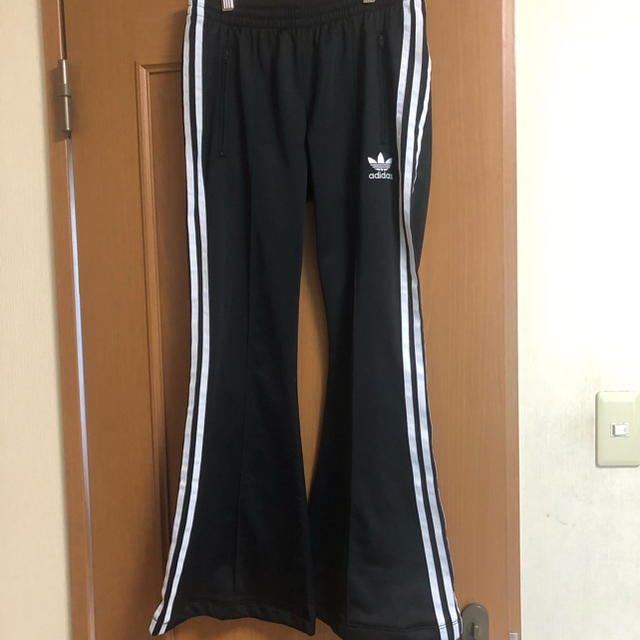 adidas フレアパンツ