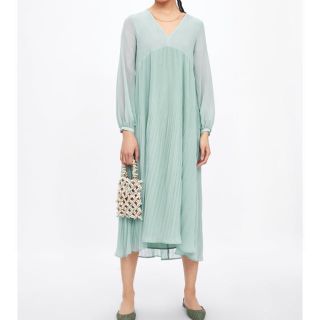 ザラ(ZARA)の新品★ZARA★長袖フルイドワンピース★ザラ  (ロングワンピース/マキシワンピース)