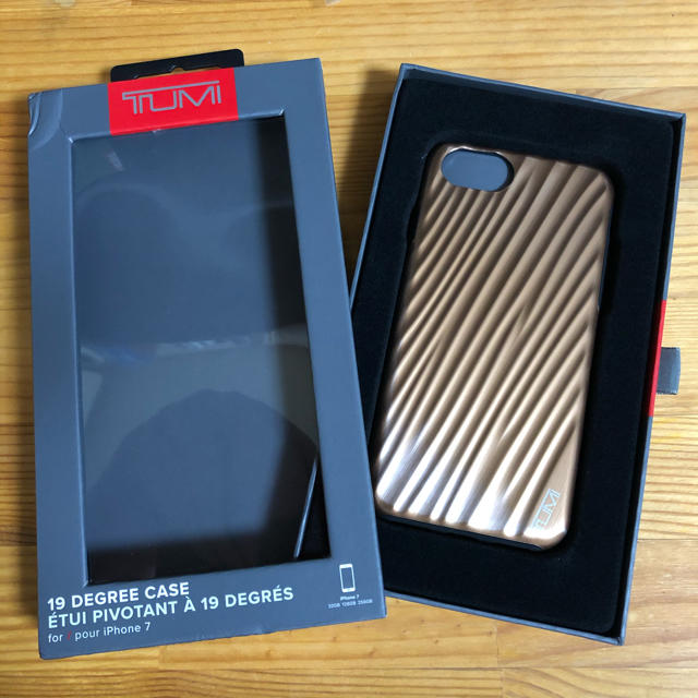 TUMI(トゥミ)のTUMI トゥミ カバー iPhone7 / iPhone8 GOLD スマホ/家電/カメラのスマホアクセサリー(iPhoneケース)の商品写真