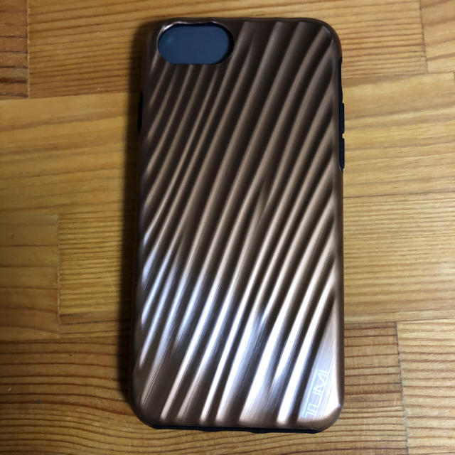 TUMI(トゥミ)のTUMI トゥミ カバー iPhone7 / iPhone8 GOLD スマホ/家電/カメラのスマホアクセサリー(iPhoneケース)の商品写真