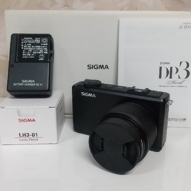 【美品】SIGMA DP3 Merrill 別売レンズフード、レンズカバー付カメラ