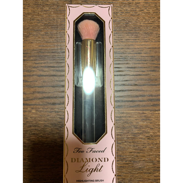 Too Faced(トゥフェイス)のToo faced ダイアモンドライトハイライターブラシ コスメ/美容のメイク道具/ケアグッズ(チーク/フェイスブラシ)の商品写真