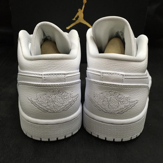 NIKE(ナイキ)の送込み 28.5cm NIKE AIR JORDAN 1 LOW WHITE メンズの靴/シューズ(スニーカー)の商品写真