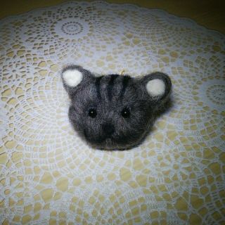 ハンドメイド 羊毛フェルト ふわふわアニマル ねこ ブローチ 猫 ネコ(コサージュ/ブローチ)