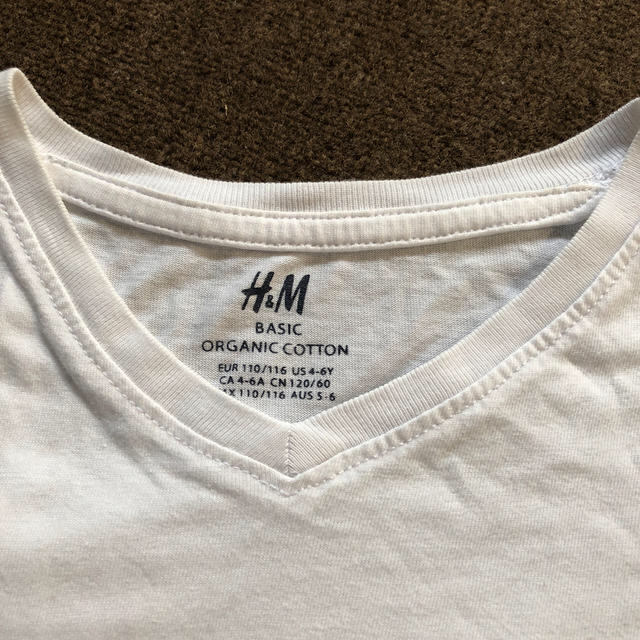 H&M(エイチアンドエム)のH&M ＶネックTシャツ2枚セット　紺&白 110サイズ キッズ/ベビー/マタニティのキッズ服男の子用(90cm~)(Tシャツ/カットソー)の商品写真
