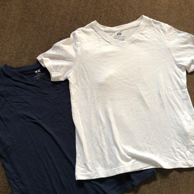 H&M(エイチアンドエム)のH&M ＶネックTシャツ2枚セット　紺&白 110サイズ キッズ/ベビー/マタニティのキッズ服男の子用(90cm~)(Tシャツ/カットソー)の商品写真